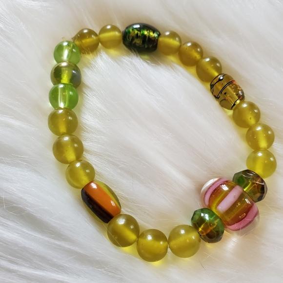 Green glass beaded bracelet - Picture 3 of 4